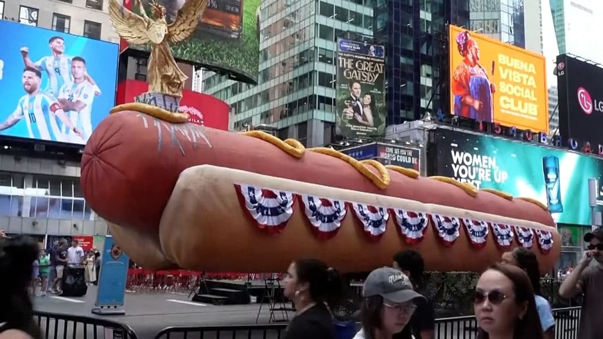 65-Foot Hot Dog Returns to Times Square for July 4th - Image 2