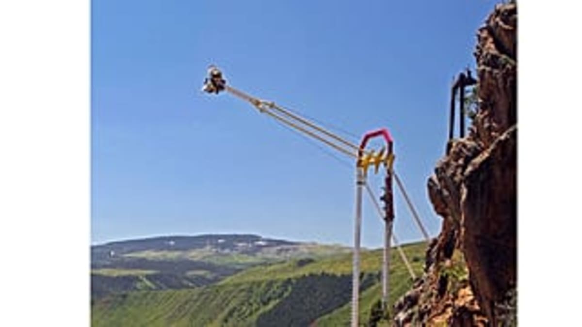 Swiss Alps Giant Swing Opens at 7,000 Feet - Image 3