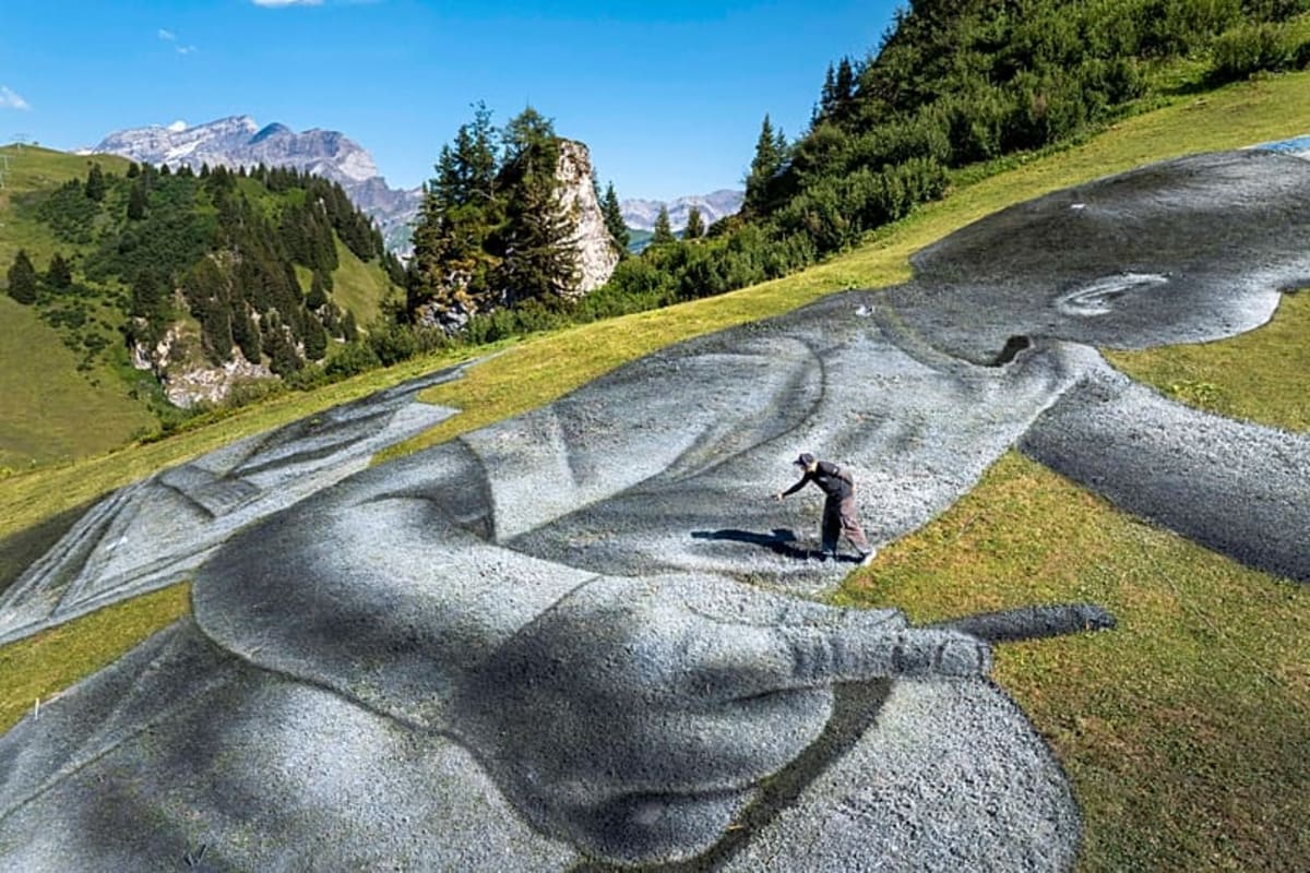 French Artist Creates Giant Vanishing Murals in Swiss Alps - Image 5
