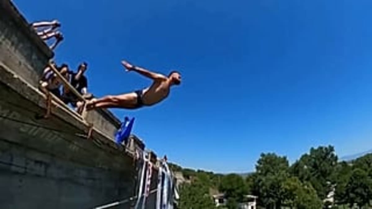 Kosovo's 72-Year-Old Bridge Diving Tradition Returns - Image 3