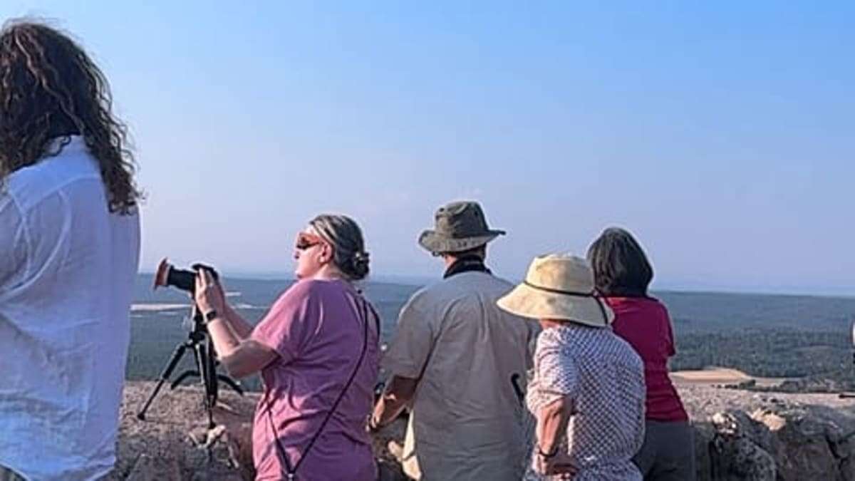 Solar Eclipse Draws Thousands to Ancient Spanish Fortress - Image 4
