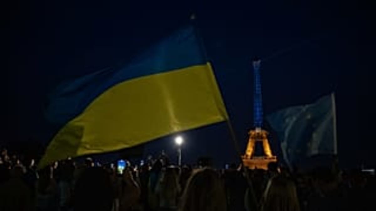 London and Paris Light Up for Ukraine Independence Day - Image 3