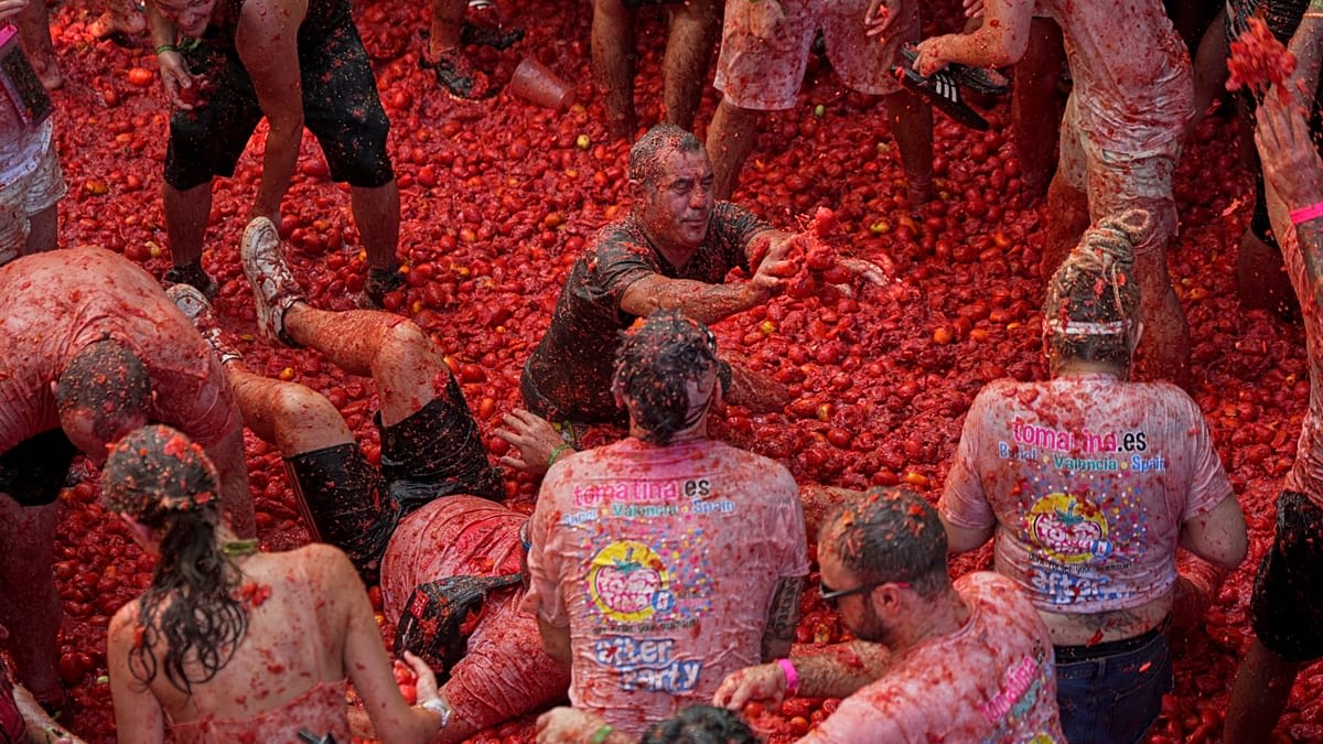 20,000 People Hurl 165 Tons of Tomatoes in Spain Festival