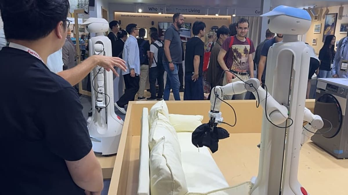 Humanoid Robots Load Laundry and Do Backflips at IFA 2026 - Image 2