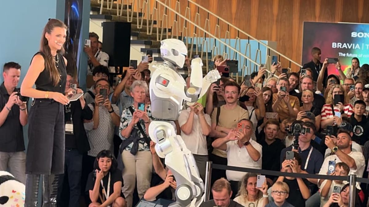 Humanoid Robots Load Laundry and Do Backflips at IFA 2026 - Image 4