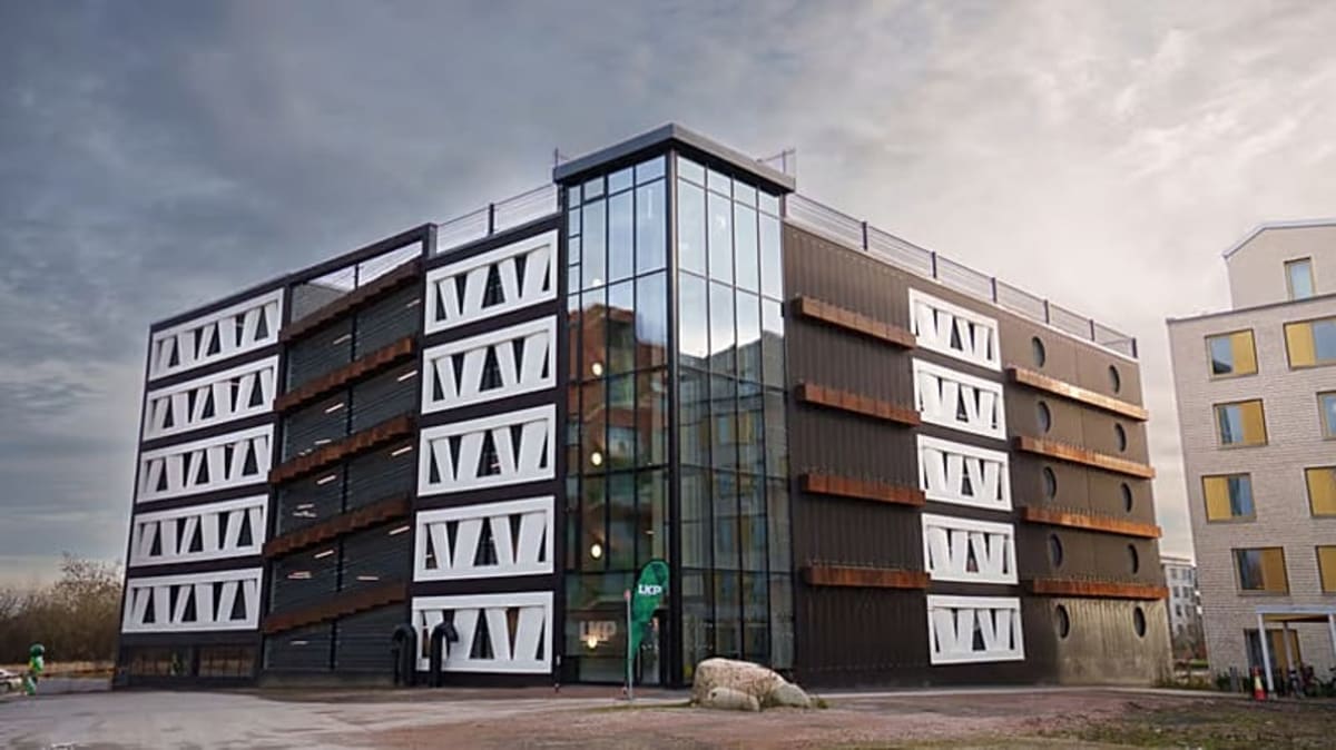 Swedish Firm Turns Old Wind Turbines Into Homes and Skis - Image 3