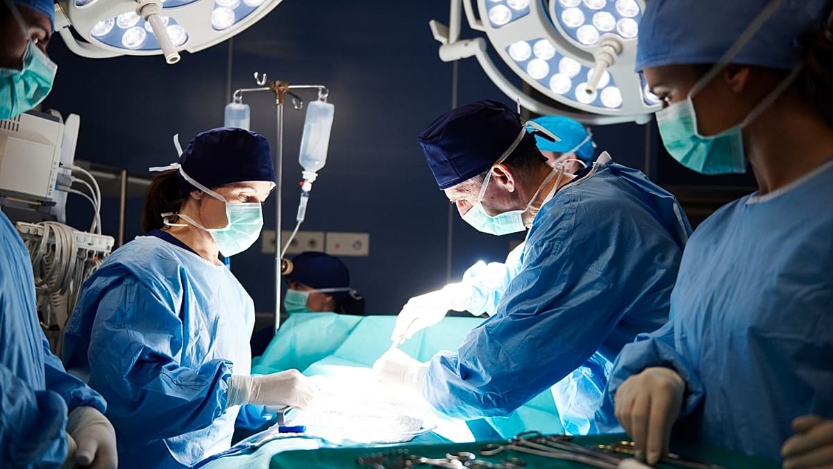AI vs Doctors: Who Picks Transplant Patients Better?