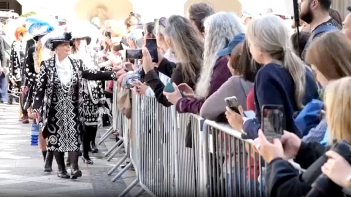 London's Pearly Kings Keep 150-Year Tradition Sparkling - Image 2