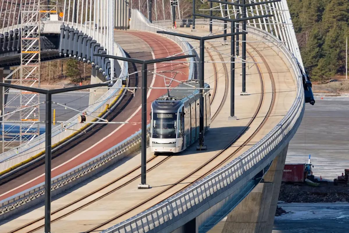 Helsinki's New Bridge Bans Cars, Puts Bikes and Trams First - Image 4