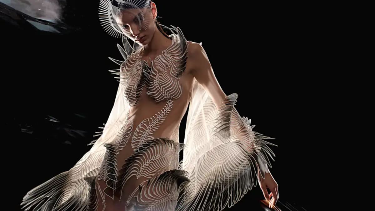 Designer Turns Soap Bubbles Into 15,000-Piece Glass Gown