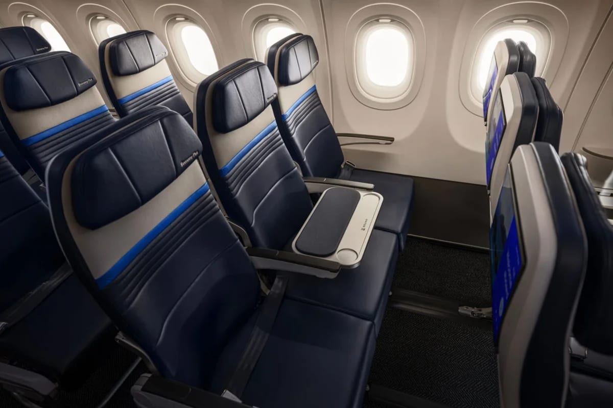United Replaces Middle Seats With Tables on New Planes - Image 2