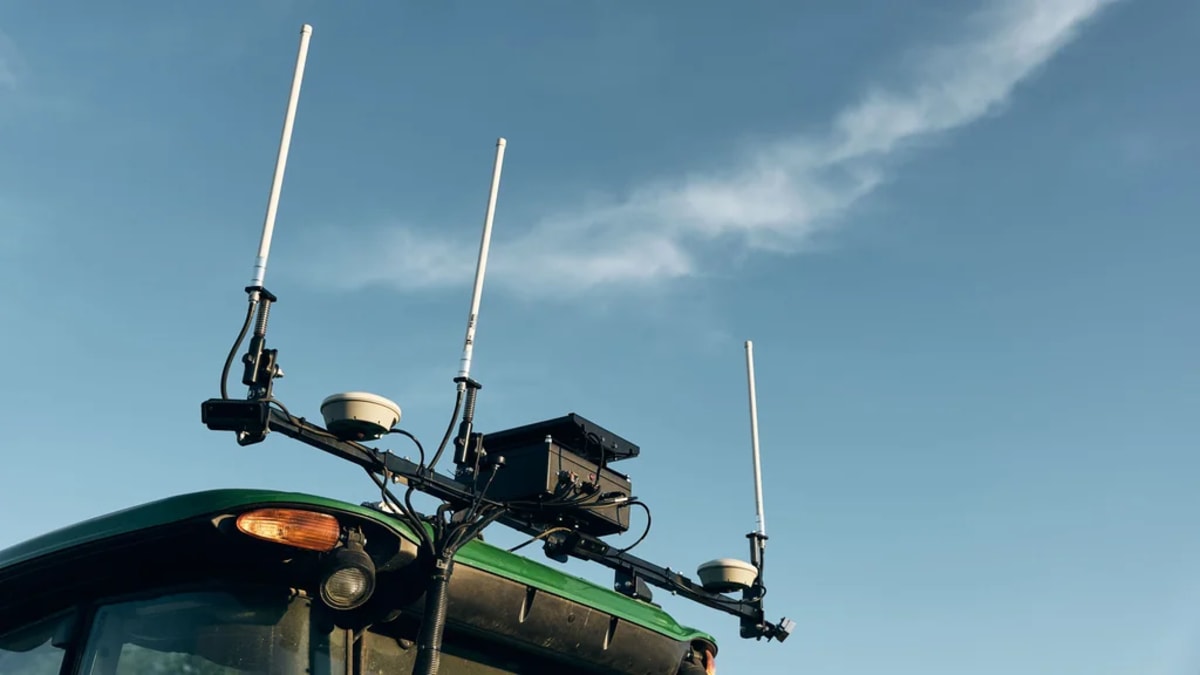 Illinois Startup Turns Old Tractors Into Robot Farmhands - Image 2