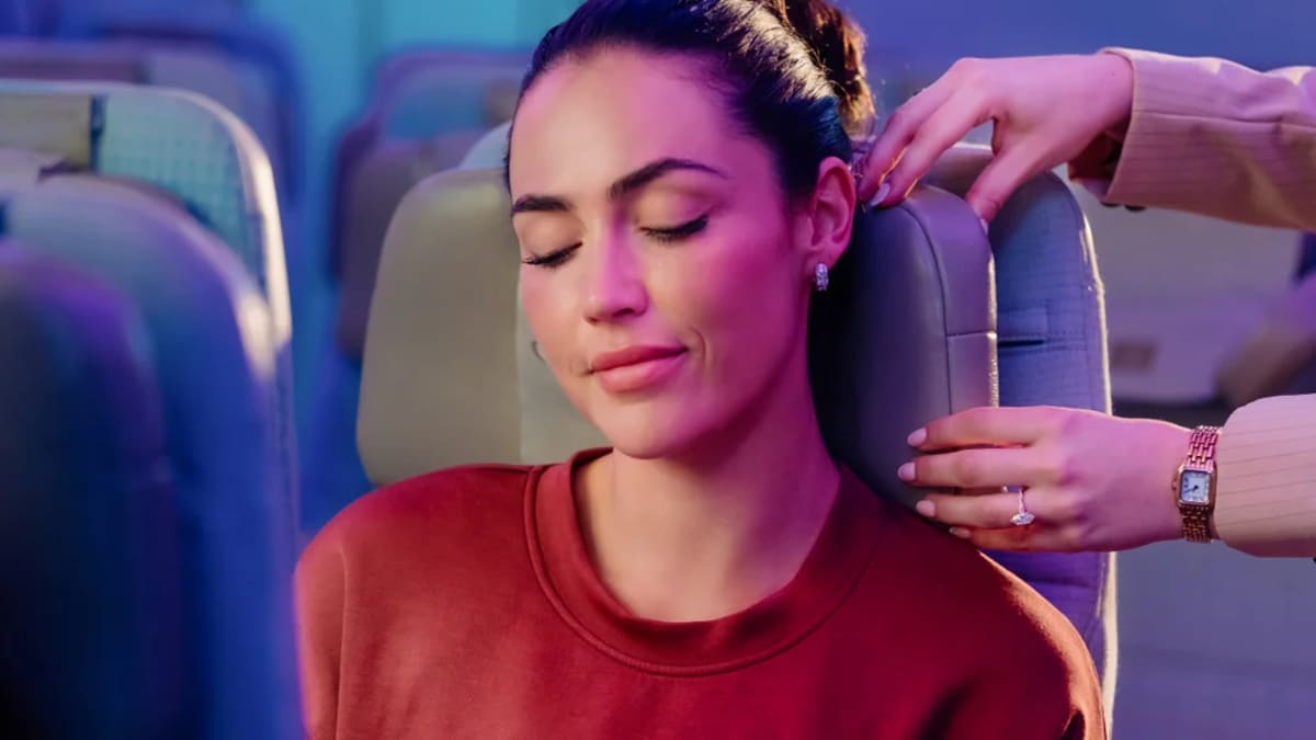 Emirates Adds Free Neck Pillow Headrests to Economy - Image 4