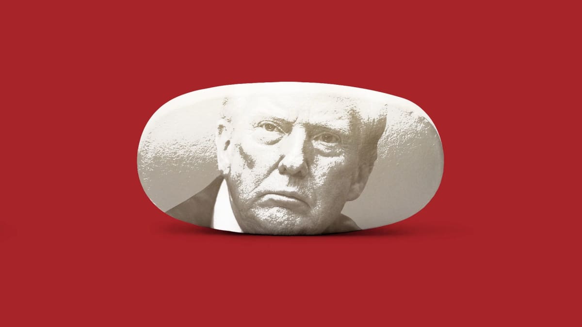 Emergency room doctor consulting with pregnant patient about safe pain management options