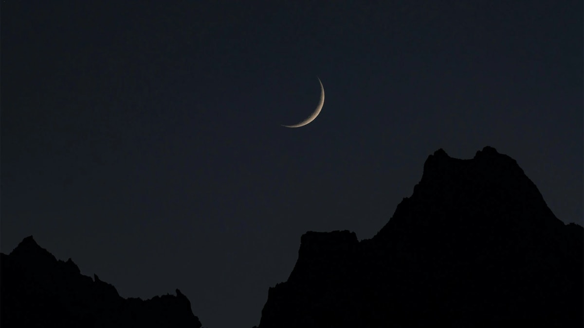 Crescent moon with Saturn and Mars forming triangle in dark pre-dawn sky