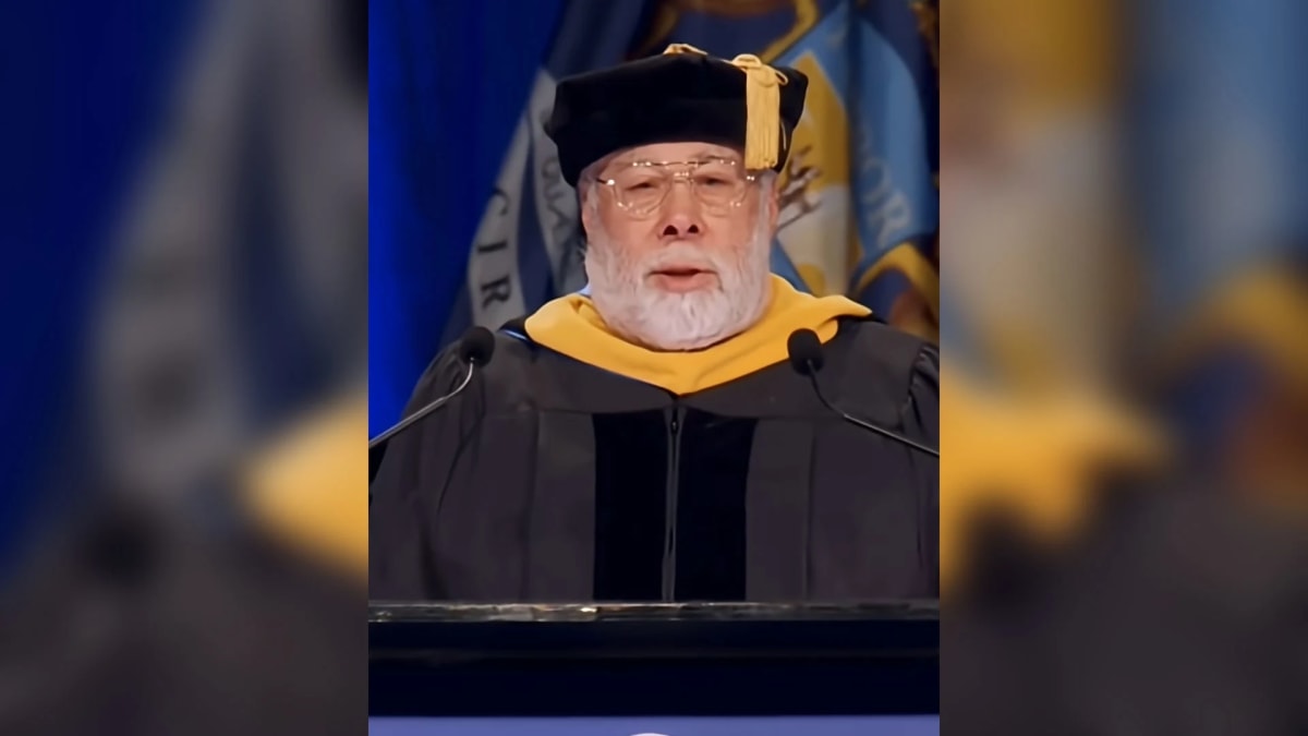 Steve Wozniak speaking at a podium during Grand Valley State University commencement ceremony