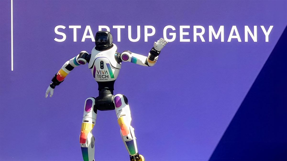 Paris Turns Champs-Élysées Into Robot Dance Floor