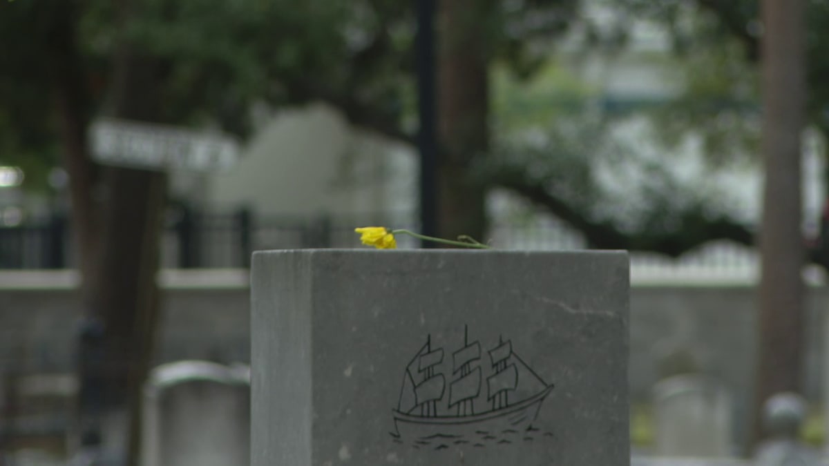 Tampa Volunteers Honor 1,700 Graves Before Memorial Day - Image 2