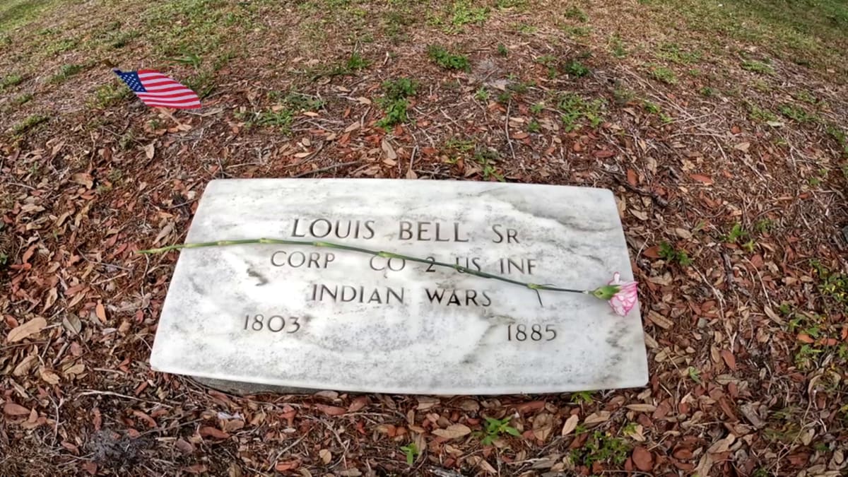 Tampa Volunteers Honor 1,700 Graves Before Memorial Day - Image 5