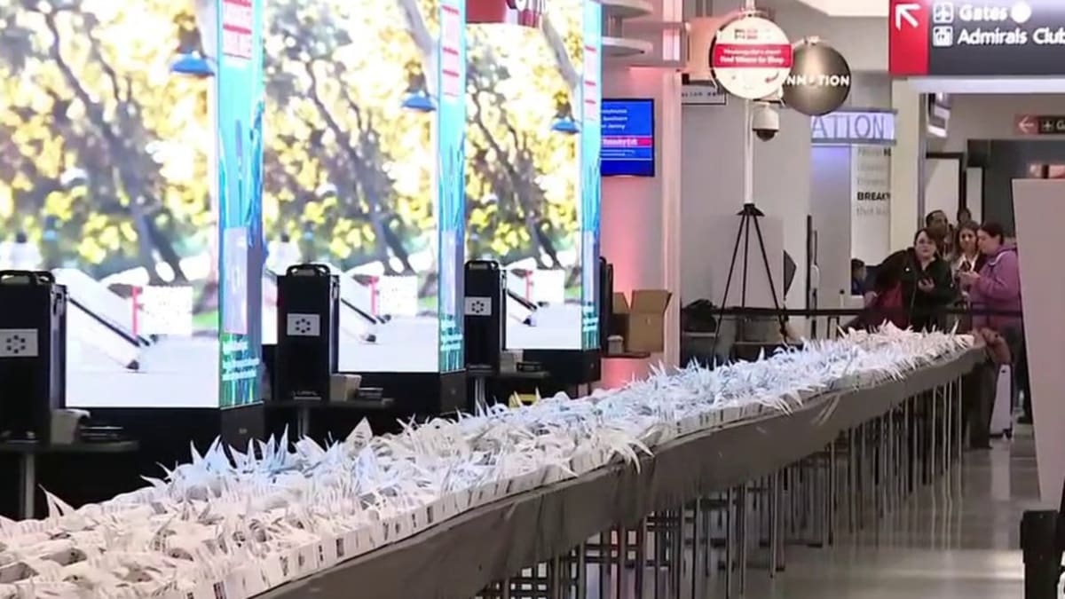 Philly Airport Sets Cheesesteak World Record with 1,291 Subs - Image 4