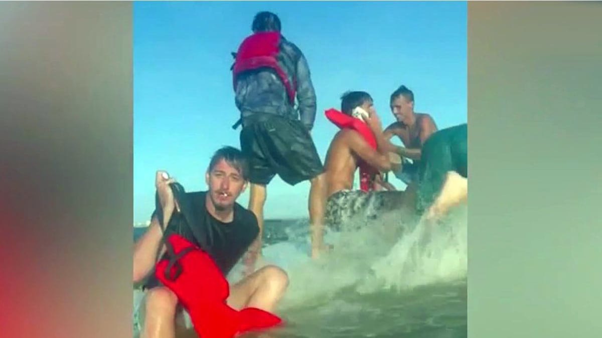 Good Samaritan Saves 7 Boaters After Boat Sinks in Florida - Image 2