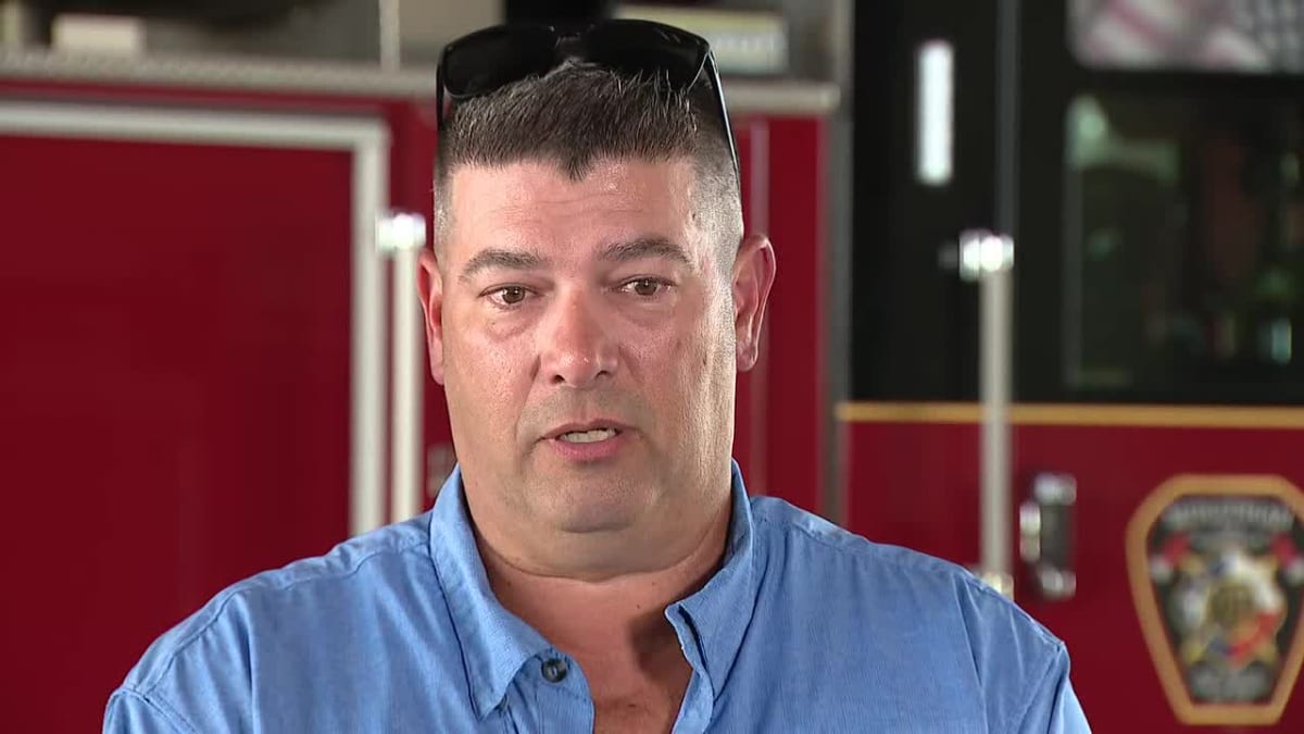 Off-Duty Firefighter Saves 3 Kids Trapped Under Boat - Image 2