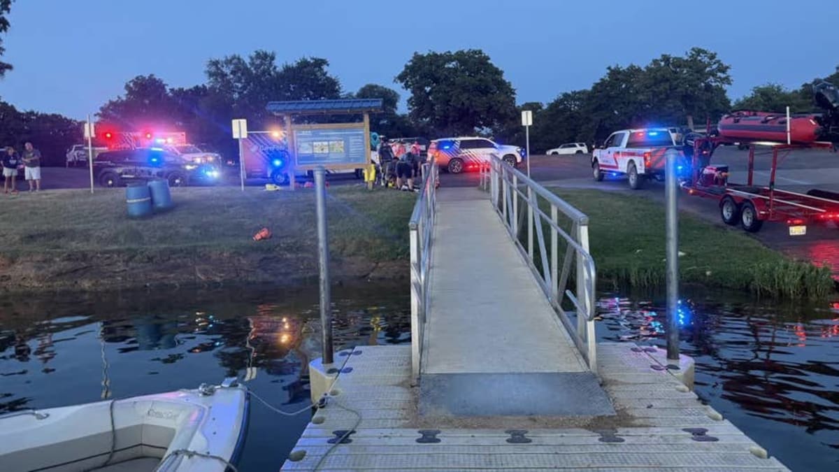 Off-Duty Firefighter Saves 3 Kids Trapped Under Boat - Image 4