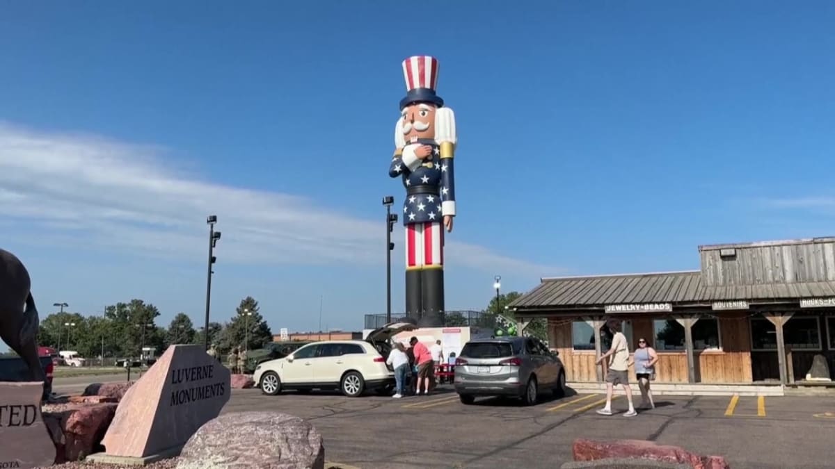 65-Foot Nutcracker Puts Small Minnesota Town on World Map - Image 2