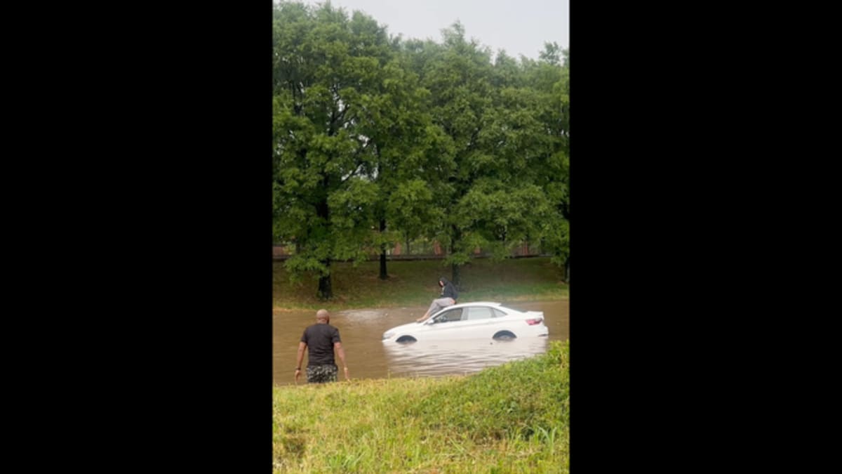 Man Carries Stranded Driver Through Atlanta Floodwaters - Image 2