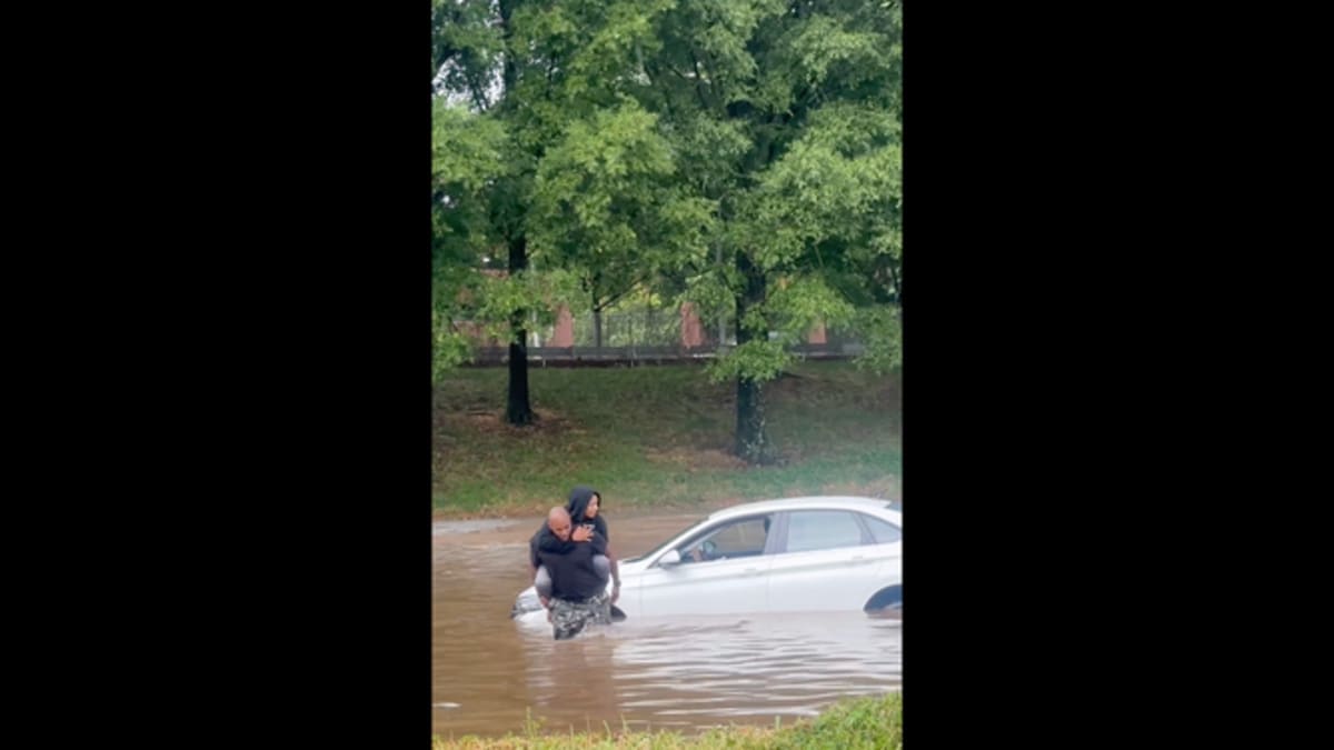 Man Carries Stranded Driver Through Atlanta Floodwaters - Image 3
