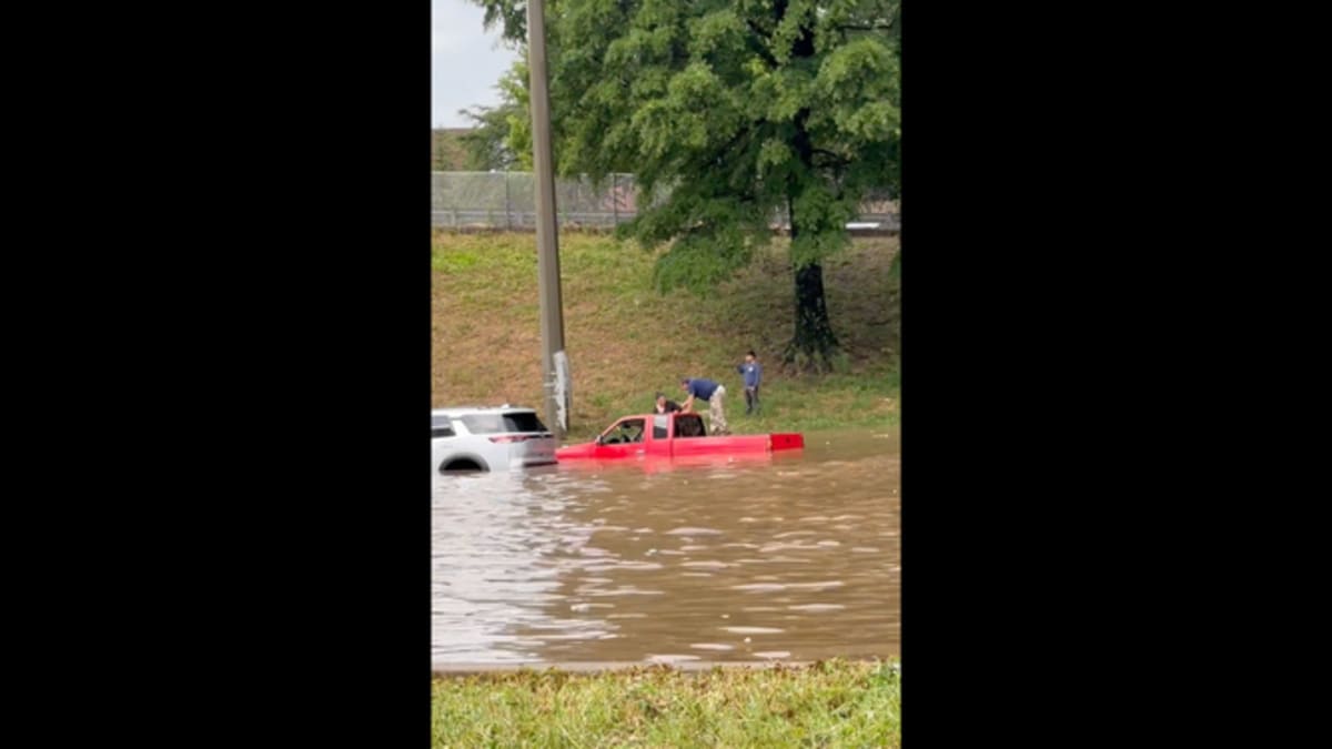 Man Carries Stranded Driver Through Atlanta Floodwaters - Image 4