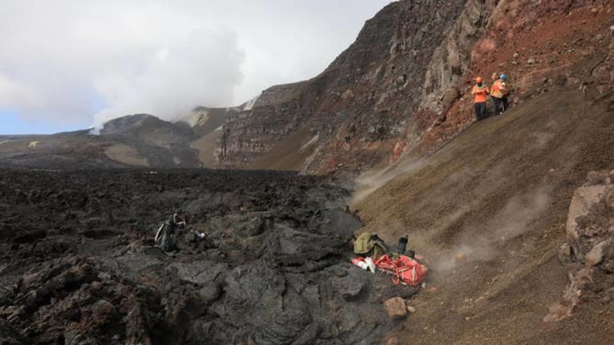 Scientists Race to Sample Hawaii's Kilauea Before Lava Hits - Image 3