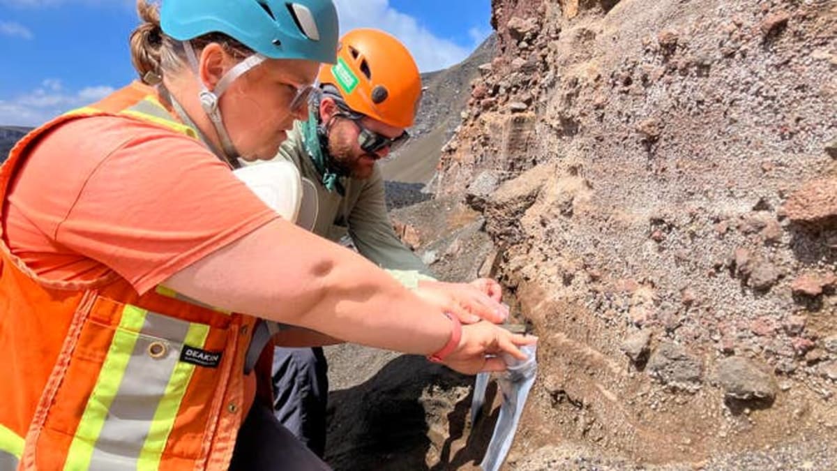 Scientists Race to Sample Hawaii's Kilauea Before Lava Hits - Image 5