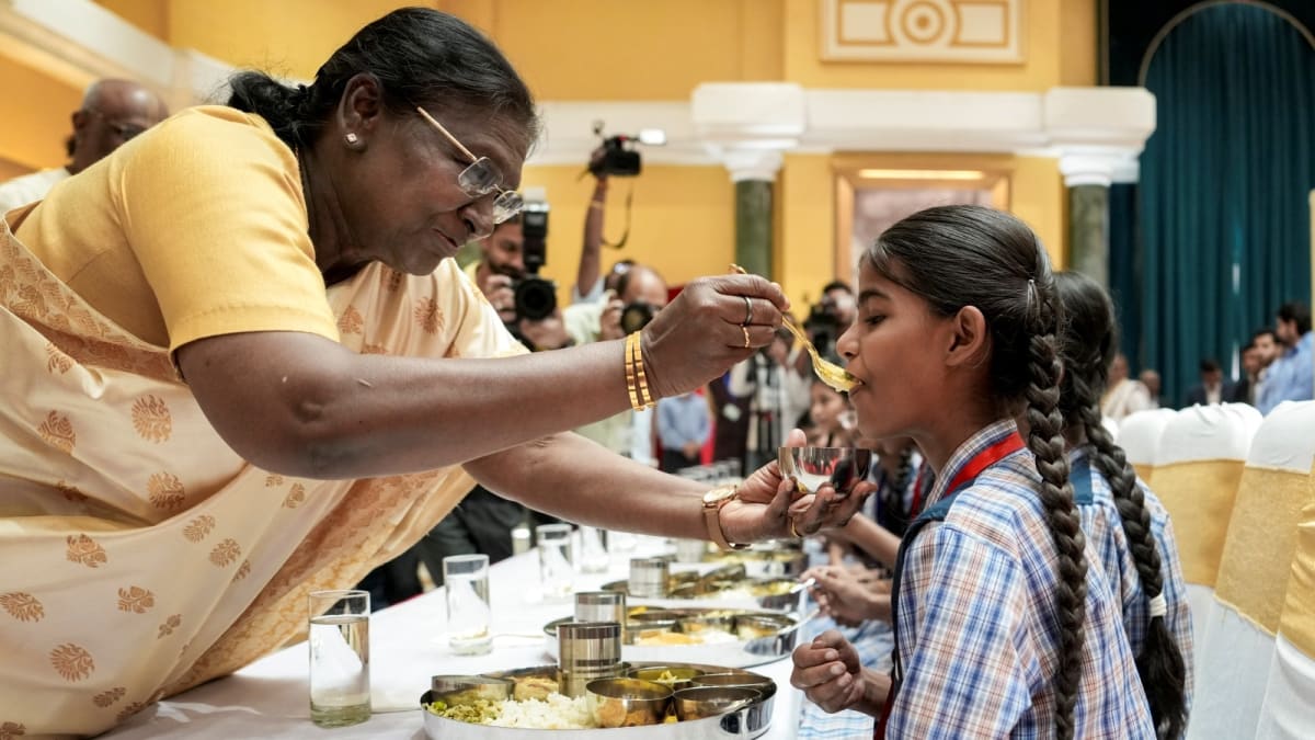 President Droupadi Murmu serves food to young girl during Akshaya Patra milestone celebration event