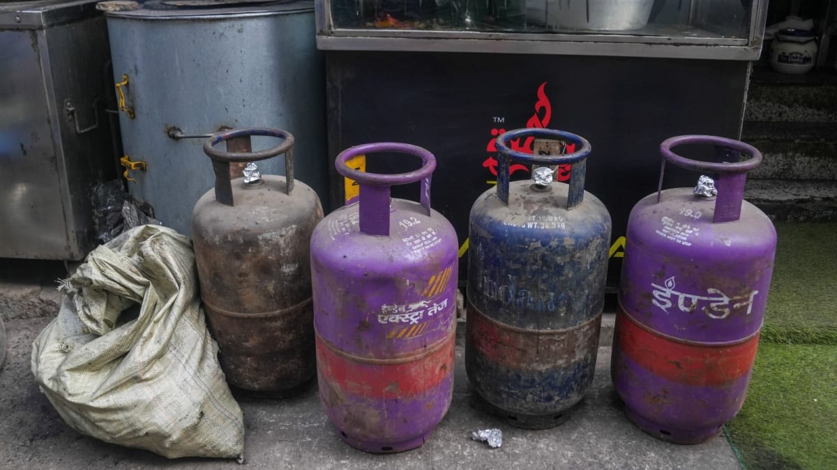 Gujarat Distributes 98K LPG Cylinders to Factory Workers