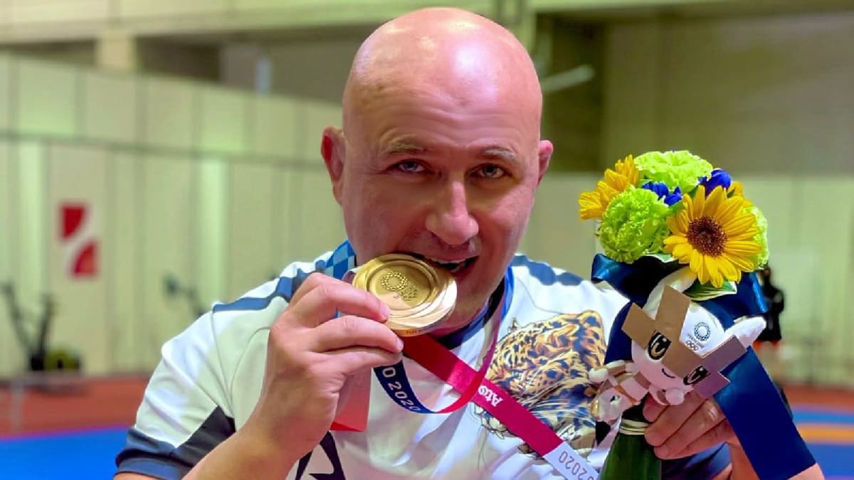 Georgian wrestling coach Shako Bentinidis holding Olympic bronze medal won by his student Bajrang Punia