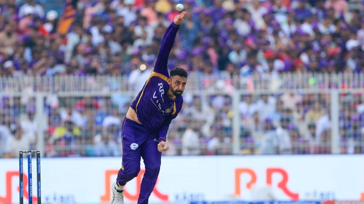 Cricketer Plays with Two Broken Fingers, Wins Match