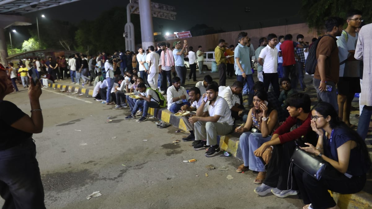 Students Form Human Chain to Save 10 in Delhi Rescue