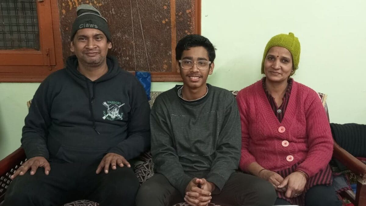 Delhi Tailor's Son Scores Top 500 in JEE Without Coaching