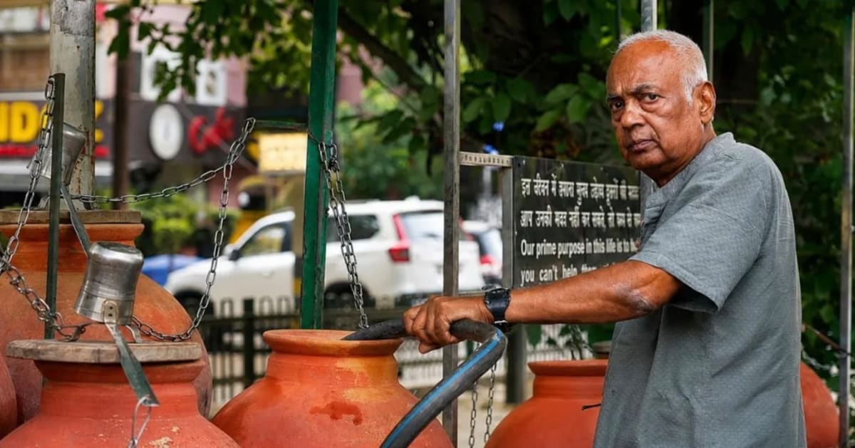 Delhi's 'Matka Man' Brings Free Water to Thousands Daily - Image 2