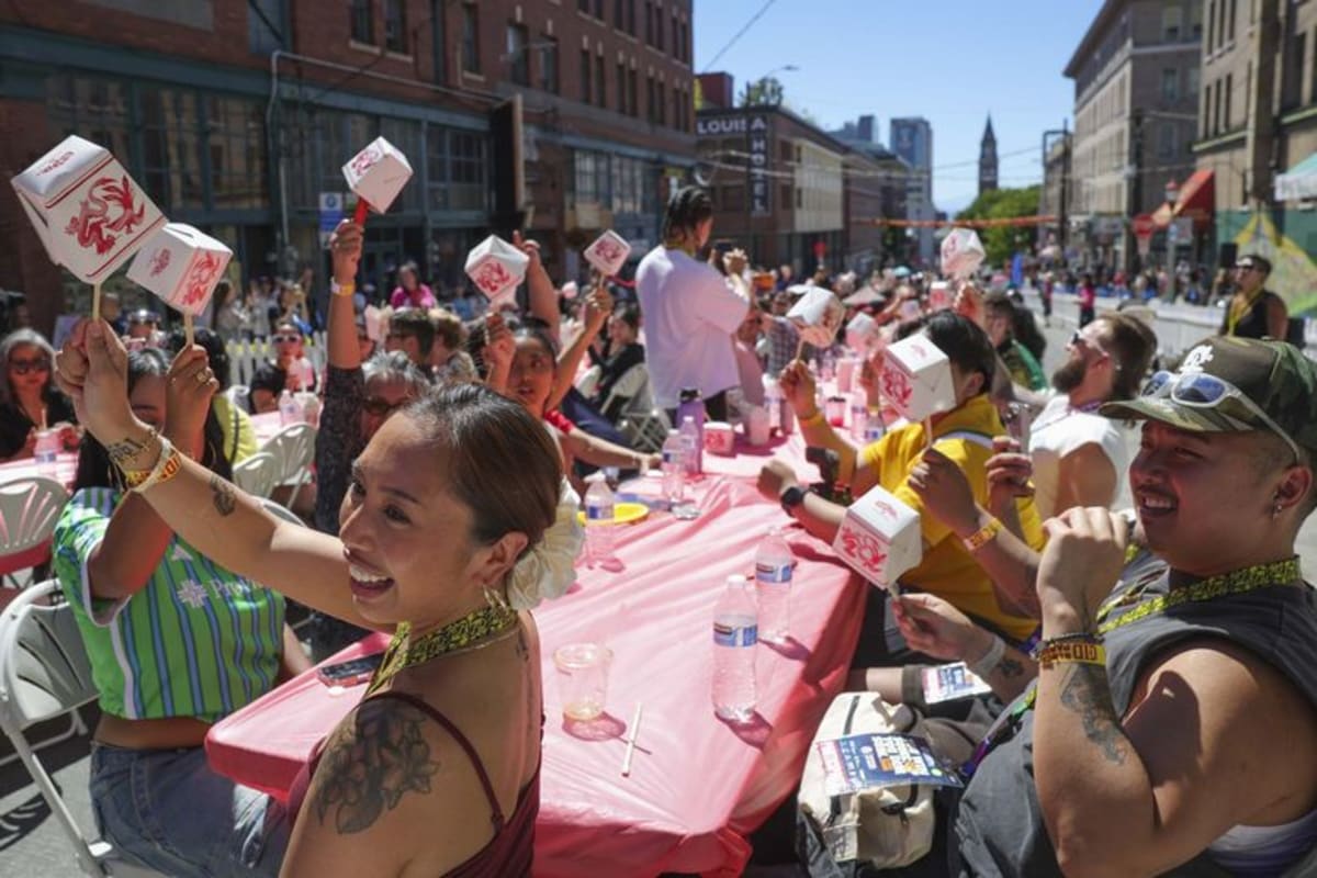 Seattle Sets Dim Sum World Record with 830 Dumpling Fans - Image 3