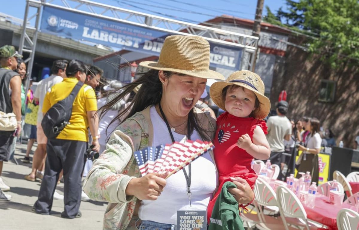 Seattle Sets Dim Sum World Record with 830 Dumpling Fans - Image 2