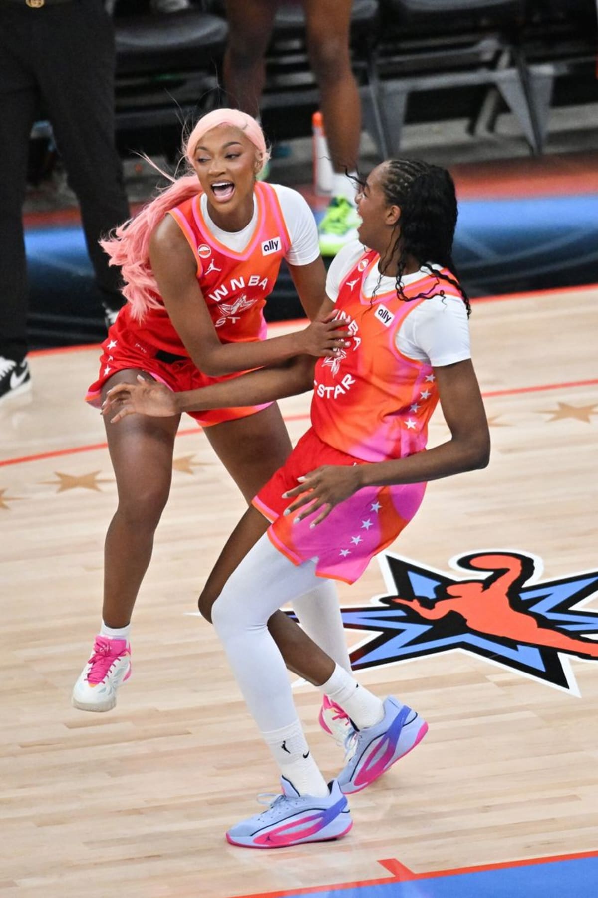 Storm's Malonga Makes History with All-Star Dunk - Image 4