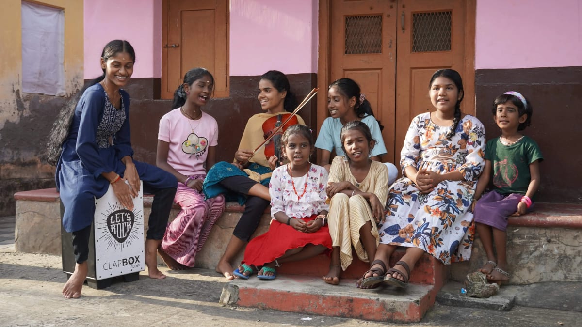 Mumbai Sisters Bring Music Class to 500 Slum Kids by Bus - Image 5