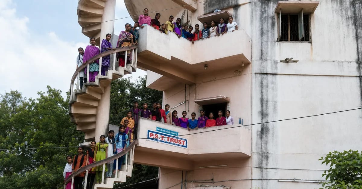 Ex-Corporate Worker Teaches 1,500 Kids for Free in Water Tank - Image 5