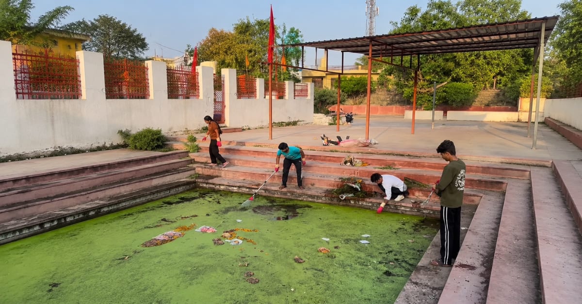 Young volunteers in gloves cleaning plastic waste from historic Jait Sagar Lake in Kota, Rajasthan