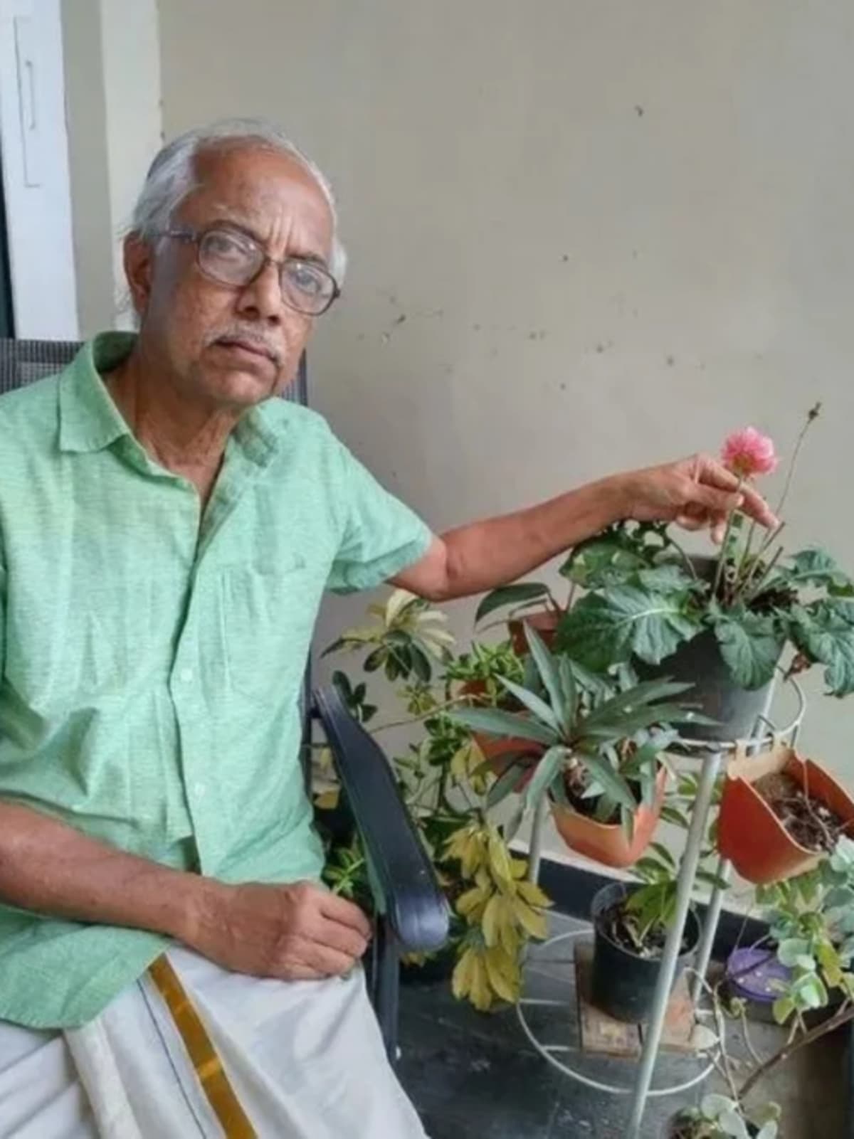 74-Year-Old's Zero Bill Home Inspires Thousands in India