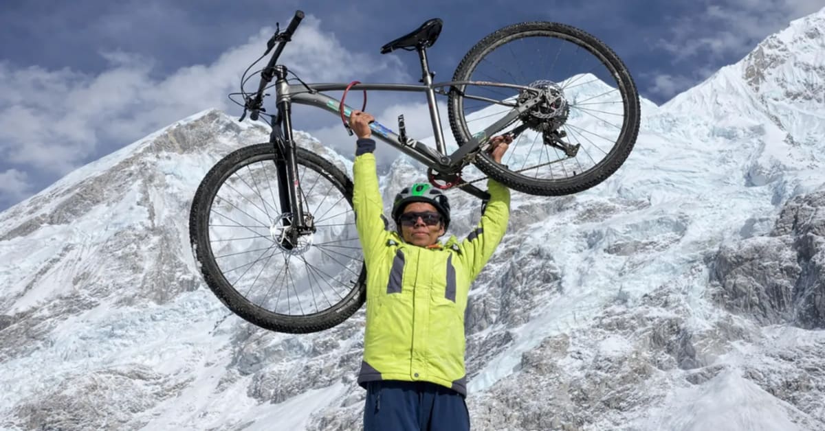 Teacher Carries 9kg Bike to Everest Base Camp, Makes History - Image 2