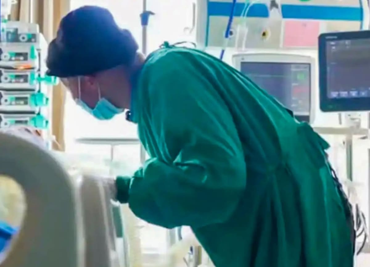 82-Year-Old Travels 12 Hours Daily to See Wife in ICU - Image 4