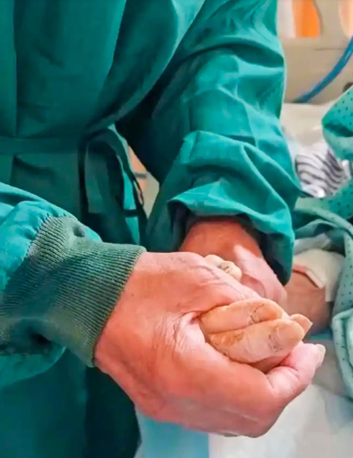 82-Year-Old Travels 12 Hours Daily to See Wife in ICU - Image 5